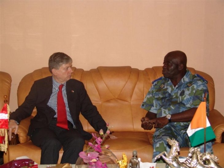Gendarmerie nationale : Son excellence Dr. David vogelsanger, ambassadeur de Suisse en Côte d’Ivoire reçu par le général de corps d’armée Kassaraté Tiapé